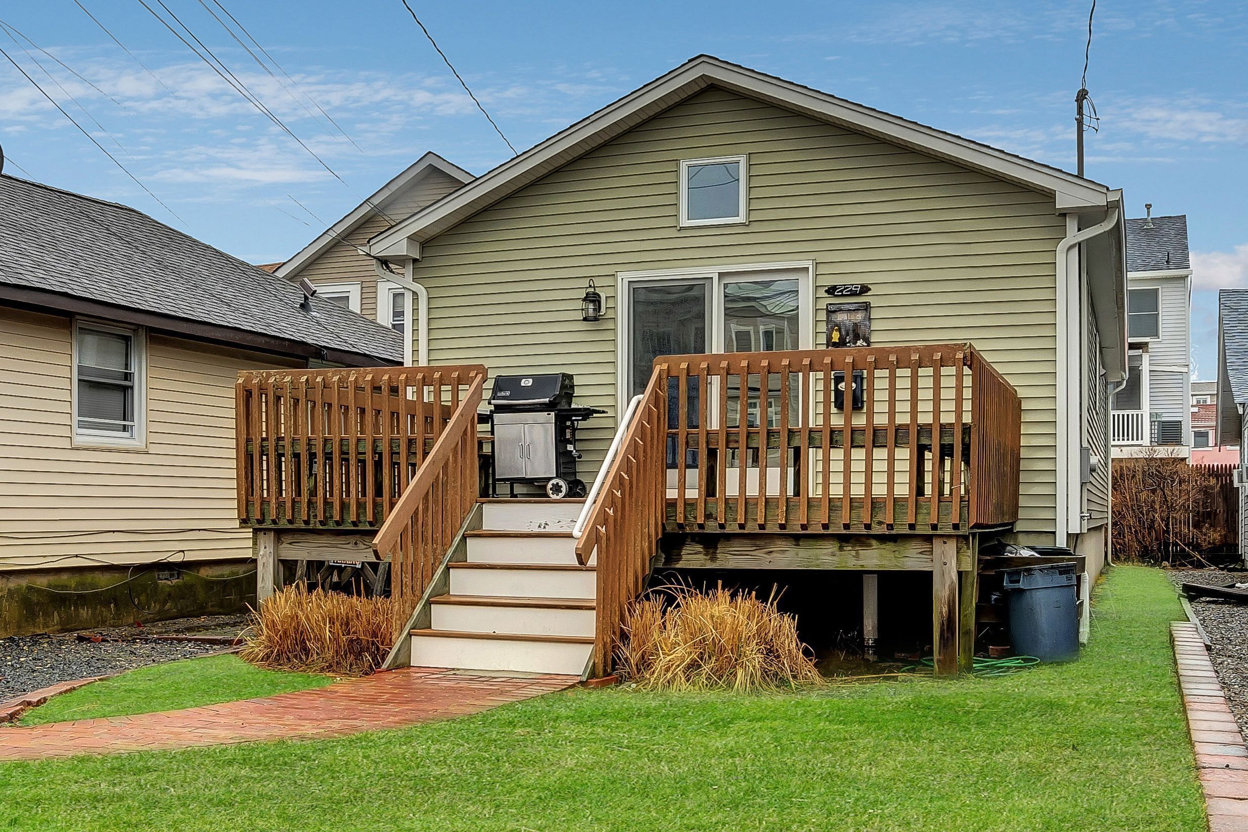 3 Bedroom 2 blocks from the beach