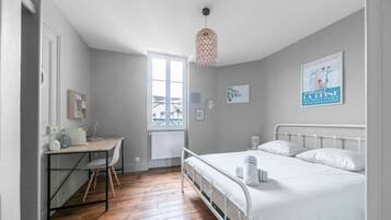 2 dormitoris, escriptori i planxa i posts de planxar