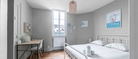 2 Schlafzimmer, Schreibtisch, Bügeleisen/Bügelbrett, Reisekinderbett