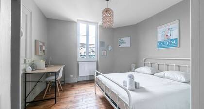 Bright & decorated apartment, free parking
