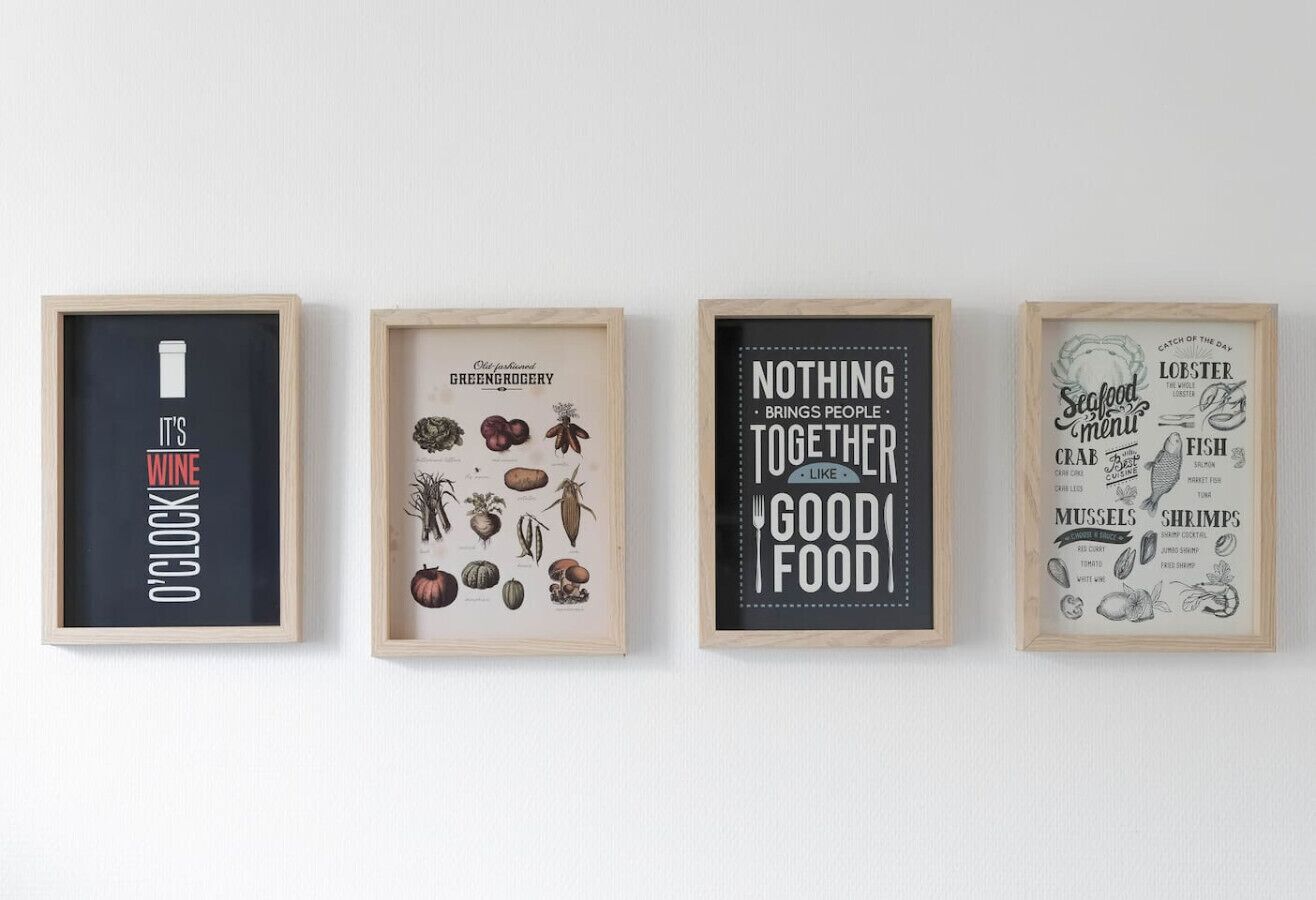 Vier ingelijste borden met tekst en illustraties, waarschijnlijk gerelateerd aan eten en drinken.