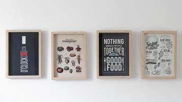 Vier ingelijste borden met tekst en illustraties, waarschijnlijk gerelateerd aan eten en drinken.
