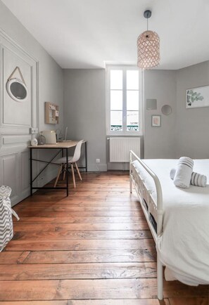 2 bedrooms, desk, iron/ironing board, travel cot - Bright & decorated apartment, free parking (Vichy)