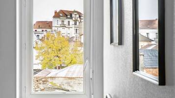 2 dormitoris, escriptori i planxa i posts de planxar