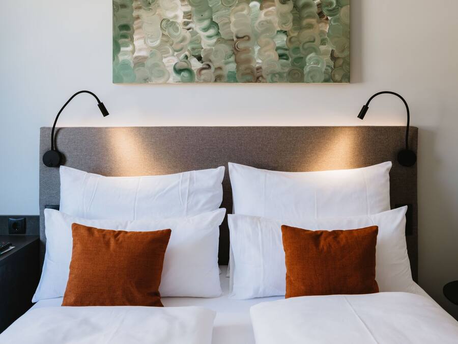 Comfort Room | Premium bedding, in-room safe, desk, laptop workspace