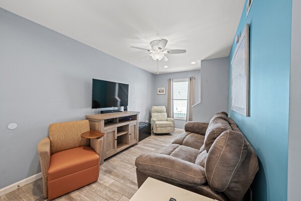 TV, DVD player - Just Beachy #2 - Pet Friendly (North Myrtle Beach)