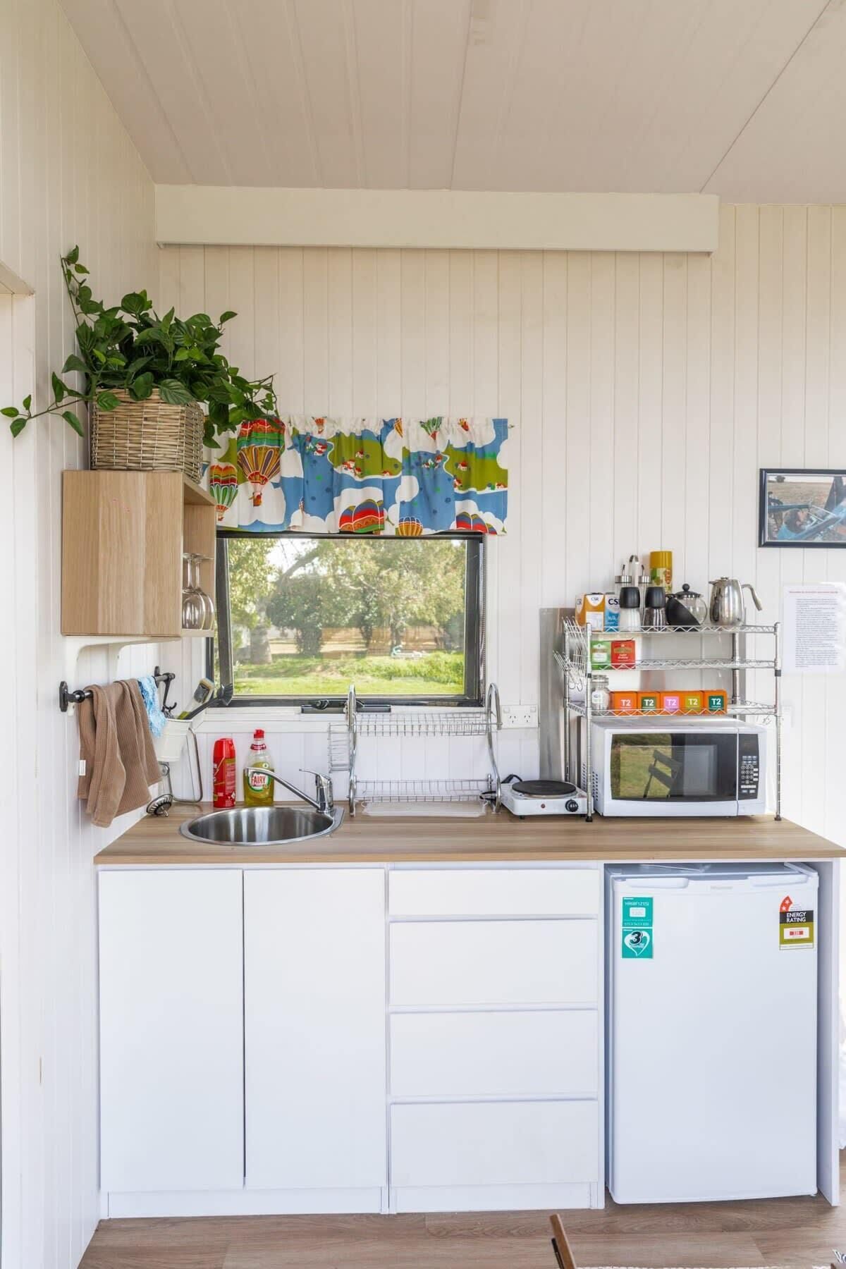 Frigorífico, microondas, horno y placa de cocina