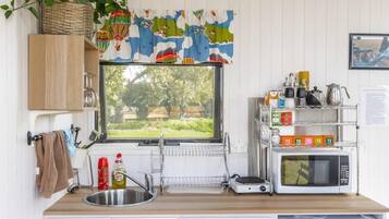 Frigorífico, microondas, horno y placa de cocina