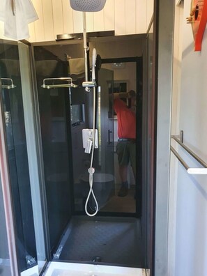 Dusche, Haartrockner, Handtücher, Shampoo