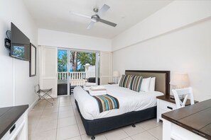3 bedrooms, iron/ironing board, free WiFi, bed sheets - Beachfront 3 Bedroom Beach Club Apartment (Palm Cove)