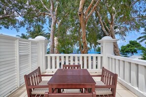 Outdoor dining - Beachfront 3 Bedroom Beach Club Apartment (Palm Cove)