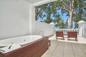 Outdoor spa tub - Beachfront 3 Bedroom Beach Club Apartment (Palm Cove)