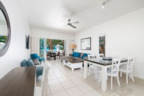 TV - Beachfront 3 Bedroom Beach Club Apartment (Palm Cove)