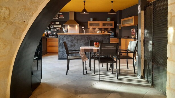 A modern kitchen with a central island, wooden cabinets, and pendant lighting. - Mas " La Maison de mon Père " Avignon à 10 Minutes, Village de Pujaut 30131 (Pujaut)