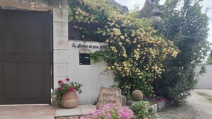 A white wall with a plaque reading "La Maison de mon Pé." - Mas " La Maison de mon Père " Avignon à 10 Minutes, Village de Pujaut 30131 (Pujaut)