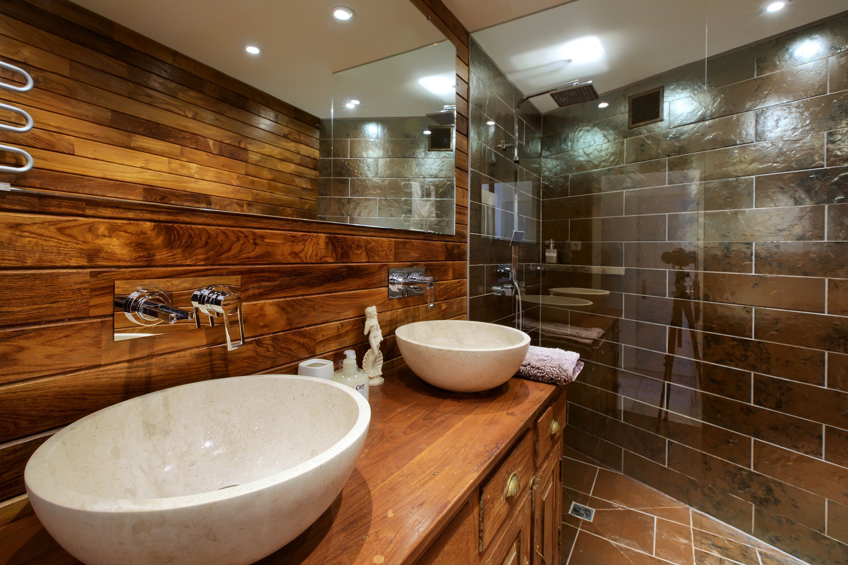 Sèche-cheveux, serviettes fournies, papier toilette