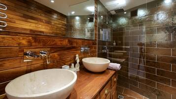 SĂšche-cheveux, serviettes fournies, papier toilette