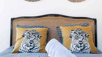 2 habitaciones, escritorio y tabla de planchar con plancha