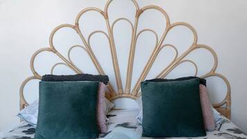 2 habitaciones, escritorio y tabla de planchar con plancha