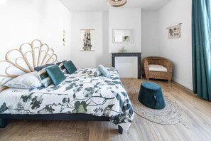 2 habitaciones, escritorio y tabla de planchar con plancha 