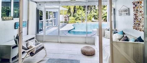 Alberca al aire libre y alberca climatizada