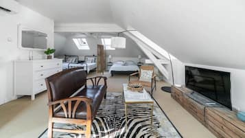 4 sovrum, skrivbord, strykjärn/strykbräda och resesäng