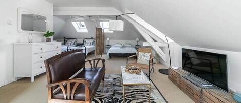 4 habitaciones, escritorio y tabla de planchar con plancha