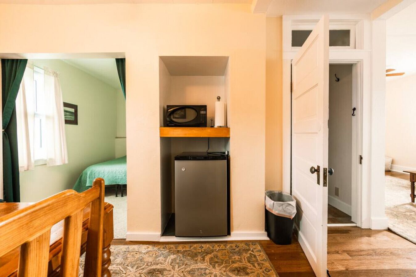 2 habitaciones, escritorio y tabla de planchar con plancha 