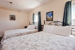 2 habitaciones, escritorio y tabla de planchar con plancha 