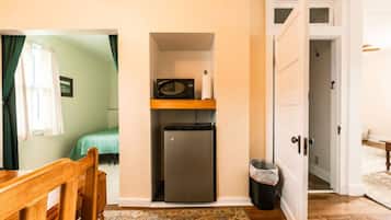 2 bedrooms, desk, iron/ironing board, travel crib