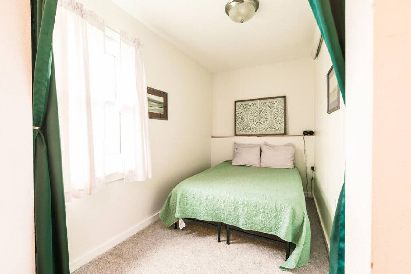 2 habitaciones, escritorio y tabla de planchar con plancha 