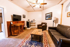 TV, books - Sleeps 6  - Historic Hotel in Centennial (Centennial)