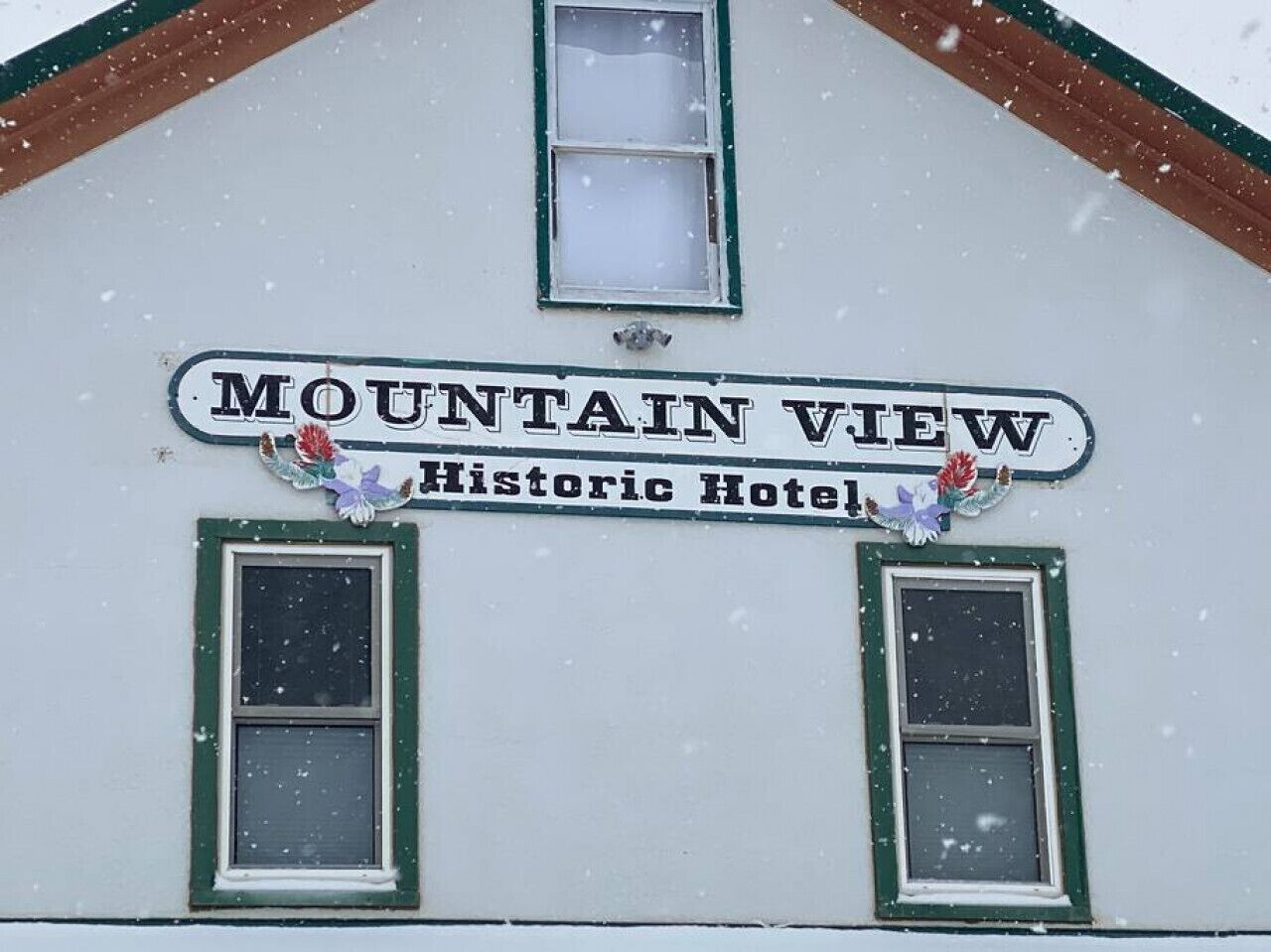 Un edifici amb un rètol que diu 'MOUNTAIN VIEW Historic Hotel'.