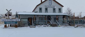 Sleep up to 4 - 2 Queens in Historic Centennial Hotel