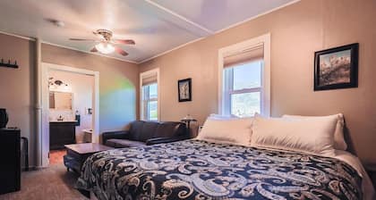 Sleep up to 4 - King Suite in Historic Centennial Hotel