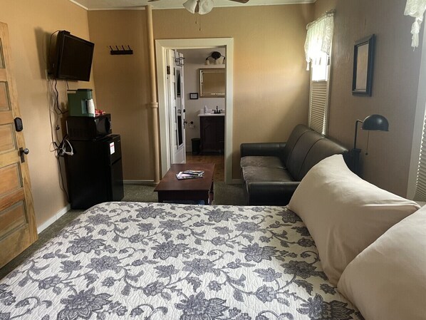 Iron/ironing board, free WiFi, bed sheets