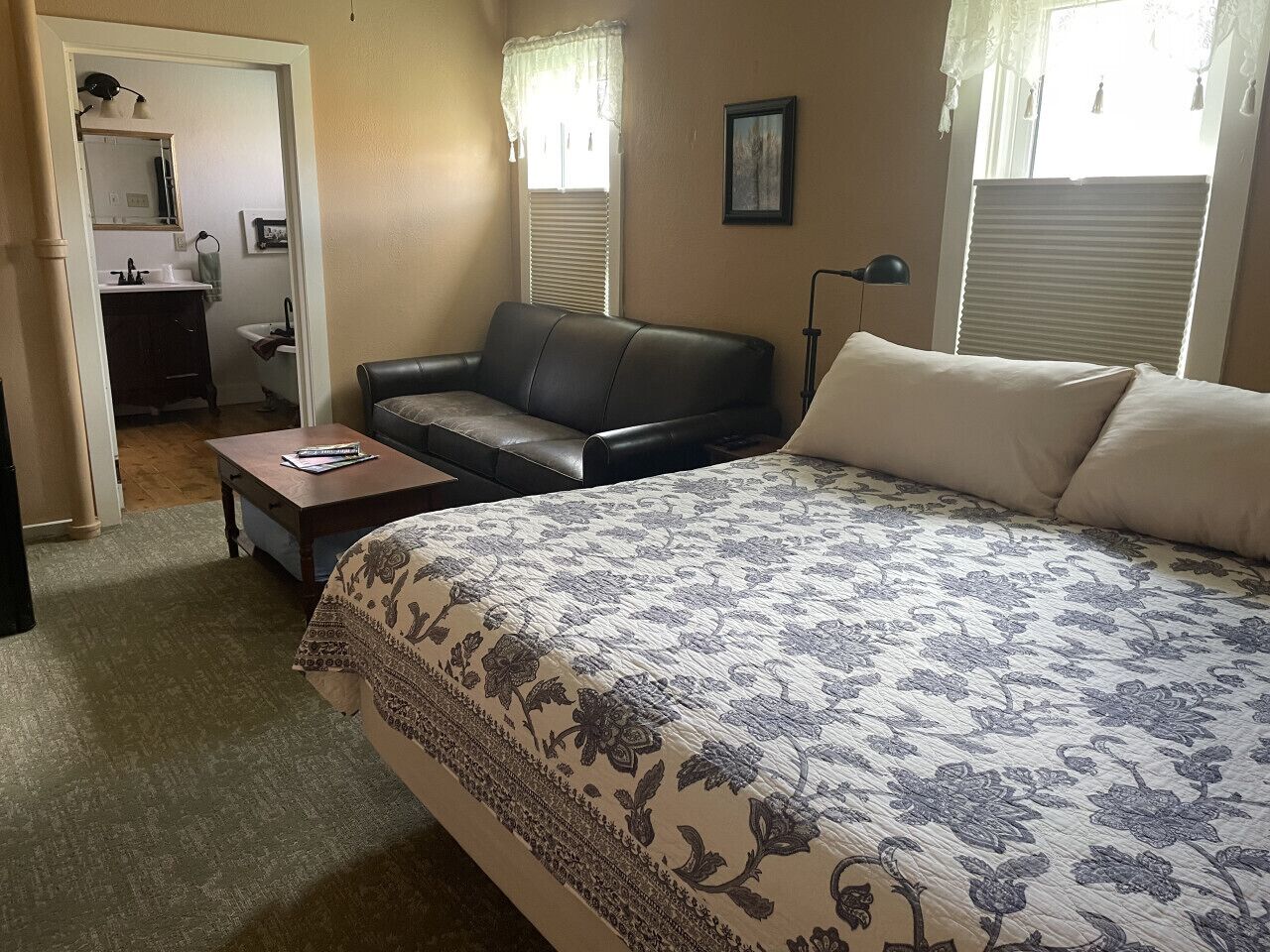 Iron/ironing board, free WiFi, bed sheets