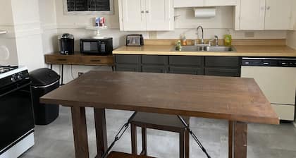 1 BDRM - Great Location!