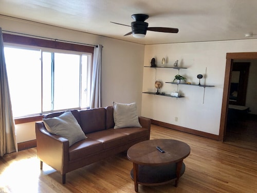 1 BDRM - Great Location!