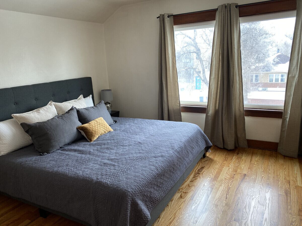 1 dormitorio, escritorio, tabla de planchar con plancha y cuna de viaje