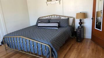 1 chambre, bureau, fer et planche à repasser, lit de bébé portatif