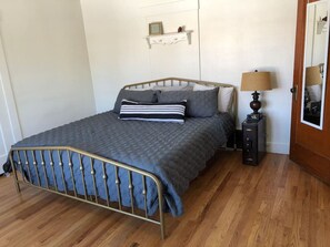 1 間睡房、書桌、熨斗/熨衫板、可攜式嬰兒床