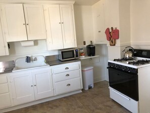 雪櫃、微波爐、焗爐、爐具