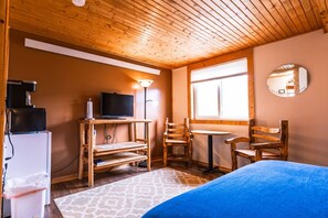 Iron/ironing board, travel cot, WiFi, bed sheets - Queen Suite in Historic Centennial Hotel (Centennial)