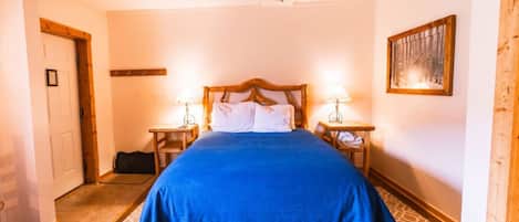 Tabla de planchar con plancha, cuna de viaje, wifi y ropa de cama