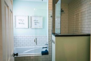 Hair dryer, towels - Close to town, room to spread out: Sleeps 9 in 5 bedrooms (Cheyenne)