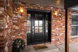 Exterior detail - Close to town, room to spread out: Sleeps 9 in 5 bedrooms (Cheyenne)
