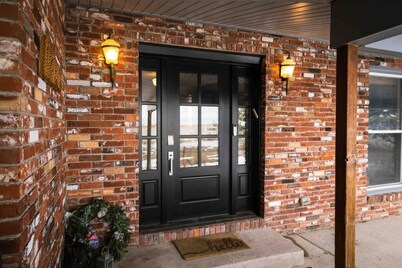 Close to town, room to spread out: Sleeps 9 in 5 bedrooms