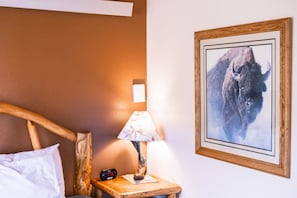 Iron/ironing board, travel cot, WiFi - Queen Suite in Historic Centennial Hotel (Centennial)
