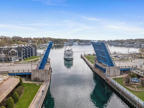 Charlevoix Lakeview Home - Sleeps 25!